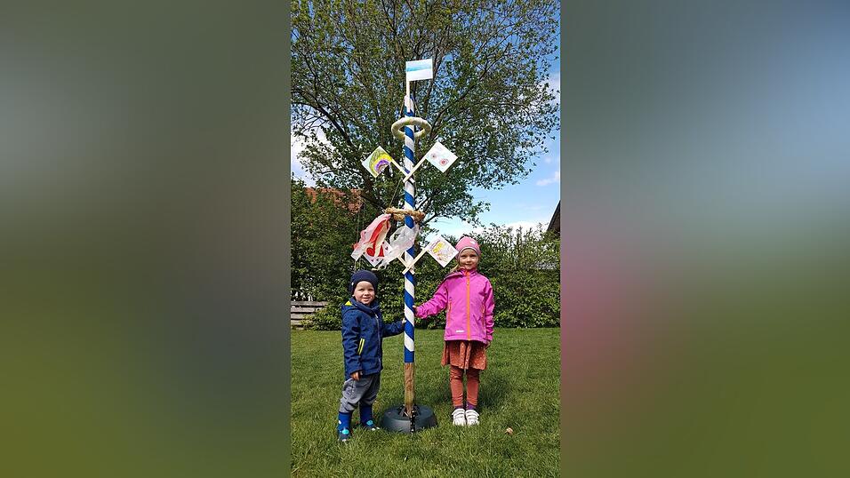 Der Maibaum von Magdalena und Vitus Fischer ( f&uuml;nf und zwei Jahre) aus Pfettrach, den sie zusammen mit Mama und Papa gebastelt haben.