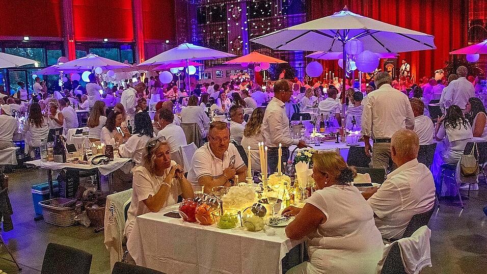 Die ganz in weiß gekleideten Gäste und die liebevoll dekorierten Tische sorgten für ein besonderes Ambiente. Die ganz in weiß gekleideten Gäste und die liebevoll dekorierten Tische sorgten für ein besonderes Ambiente.