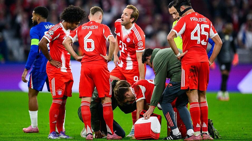 Beim FC Bayern musste Josip Stanisic (Mitte) am Mittwochabend verletzt ausgewechselt werden. Beim FC Bayern musste Josip Stanisic (Mitte) am Mittwochabend verletzt ausgewechselt werden.