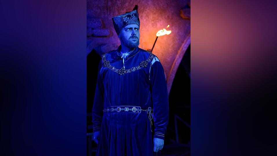 Diesen Sommer stand Aichinger als Herzog Ernst bei den Agnes-Bernauer-Festspielen auf der Bühne Diesen Sommer stand Aichinger als Herzog Ernst bei den Agnes-Bernauer-Festspielen auf der Bühne