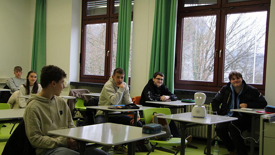 Auch wenn die 15-jährige Realschülerin Sara nicht physisch am Unterricht teilnehmen kann, mental ist sie dabei: Durch den Avatar 'Gustl' kann sie sehen, was in der Klasse 9b passiert. Für ihre Mitschüler war das anfangs ungewohnt, mittlerweile gehört der Roboter aber zum Alltag. Auch wenn die 15-jährige Realschülerin Sara nicht physisch am Unterricht teilnehmen kann, mental ist sie dabei: Durch den Avatar 'Gustl' kann sie sehen, was in der Klasse 9b passiert. Für ihre Mitschüler war das anfangs ungewohnt, mittlerweile gehört der Roboter aber zum Alltag.