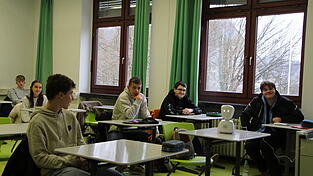 Auch wenn die 15-jährige Realschülerin Sara nicht physisch am Unterricht teilnehmen kann, mental ist sie dabei: Durch den Avatar 'Gustl' kann sie sehen, was in der Klasse 9b passiert. Für ihre Mitschüler war das anfangs ungewohnt, mittlerweile gehört der Roboter aber zum Alltag.