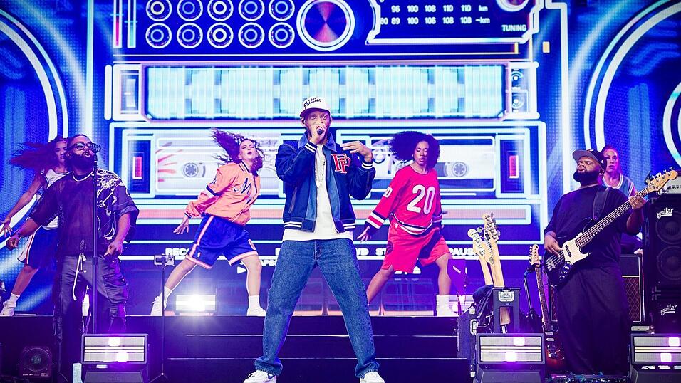 Mit Tänzerinnen und Liveband sorgt Will Smith in Wolfsburg für Stimmung.