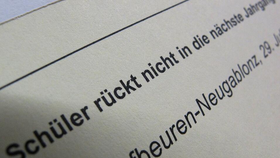 Im Jahreszeugnis steht bei so manchem am Ende ein «nicht versetzt». (Symbolbild)