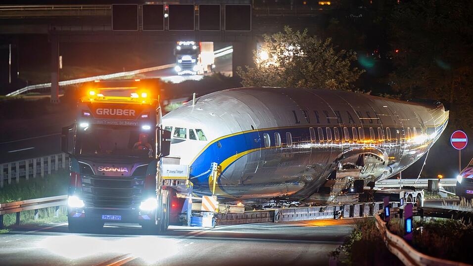 Die nicht mehr flugf&auml;hige Constellation Super Star wird &uuml;ber die Stra&szlig;e zum &laquo;Hangar One&raquo; am Frankfurter Flughafen geschleppt. Das Flugzeug steht f&uuml;r das Ende von Propeller-Flugzeugen auf der Langstrecke. (Archivbild)