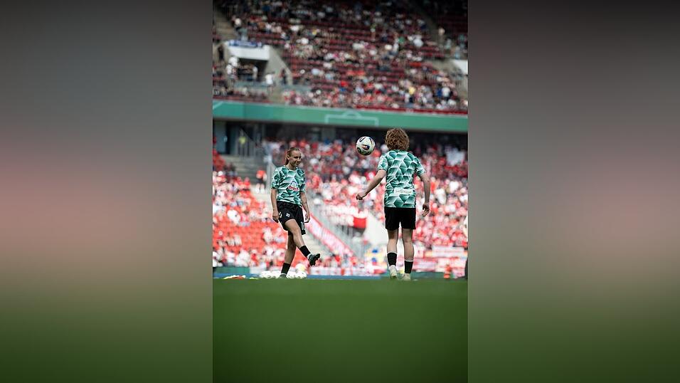 Stürmerin Emöke Papai (links) wechselt von Bremen nach München. (Archivbild) Stürmerin Emöke Papai (links) wechselt von Bremen nach München. (Archivbild)