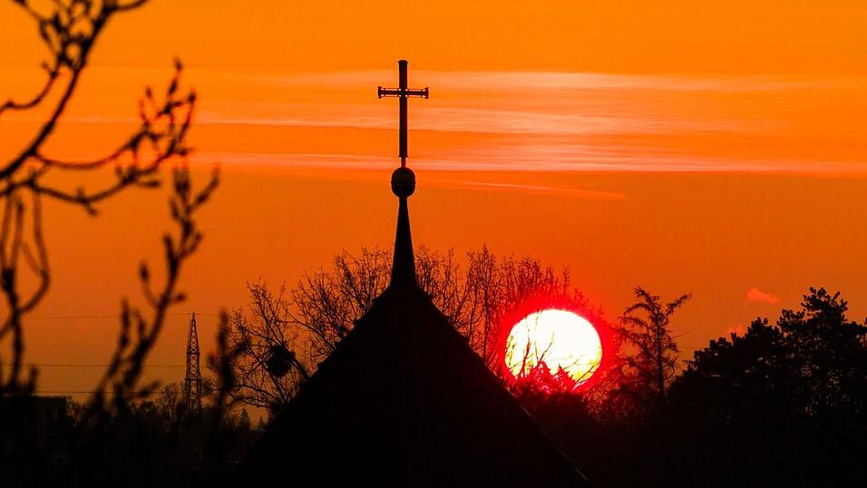 Die katholische Kirche in Deutschland will sich in Rom die Erlaubnis einholen, dass auch Laien in Messen predigen dürfen. (Symbolbild) Die katholische Kirche in Deutschland will sich in Rom die Erlaubnis einholen, dass auch Laien in Messen predigen dürfen. (Symbolbild)