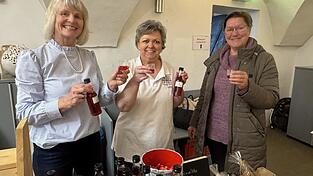 Frauenbund-Vorsitzende Silvia Gradwohl mit dem &bdquo;Landauer Wasserl&ldquo;, dem vereinseigenen Lik&ouml;r. Damit stie&szlig; man auf den Erfolg des Fr&uuml;hlingsmarktes an.
