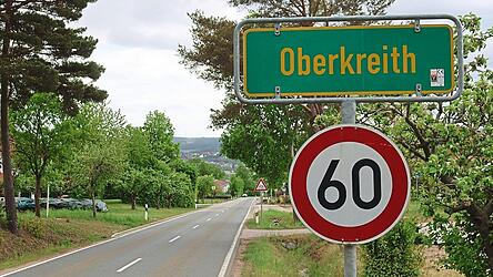 Nach Pfingsten bis Weihnachten wird die Ortsdurchfahrt Oberkreith komplett für den Verkehr gesperrt. Was das für sie bedeutet, erfuhren die Anlieger bei einer eigens einberufenen Versammlung. Verbesserungen wird es für Fußgänger und Radfahrer, aber auch für motorisierte Verkehrsteilnehmer geben. Nach Pfingsten bis Weihnachten wird die Ortsdurchfahrt Oberkreith komplett für den Verkehr gesperrt. Was das für sie bedeutet, erfuhren die Anlieger bei einer eigens einberufenen Versammlung. Verbesserungen wird es für Fußgänger und Radfahrer, aber auch für motorisierte Verkehrsteilnehmer geben.