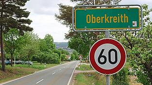 Nach Pfingsten bis Weihnachten wird die Ortsdurchfahrt Oberkreith komplett für den Verkehr gesperrt. Was das für sie bedeutet, erfuhren die Anlieger bei einer eigens einberufenen Versammlung. Verbesserungen wird es für Fußgänger und Radfahrer, aber auch für motorisierte Verkehrsteilnehmer geben. Nach Pfingsten bis Weihnachten wird die Ortsdurchfahrt Oberkreith komplett für den Verkehr gesperrt. Was das für sie bedeutet, erfuhren die Anlieger bei einer eigens einberufenen Versammlung. Verbesserungen wird es für Fußgänger und Radfahrer, aber auch für motorisierte Verkehrsteilnehmer geben.