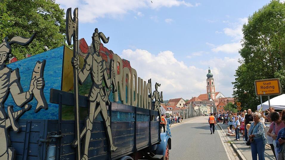 Stadt - Land - Regen: Stolz präsentiert die Stadt Roding den Festwagen auf dem Mercedes-Oldtimer der Brauerei Greiner, natürlich gesteuert von Festwirt Stefan Fichtl. Der dreidimensionale Aufbau nach Plänen von Florian Brunner greift die Gestaltung des Flyers, des Plakates und der Festschrift auf. Stadt - Land - Regen: Stolz präsentiert die Stadt Roding den Festwagen auf dem Mercedes-Oldtimer der Brauerei Greiner, natürlich gesteuert von Festwirt Stefan Fichtl. Der dreidimensionale Aufbau nach Plänen von Florian Brunner greift die Gestaltung des Flyers, des Plakates und der Festschrift auf.