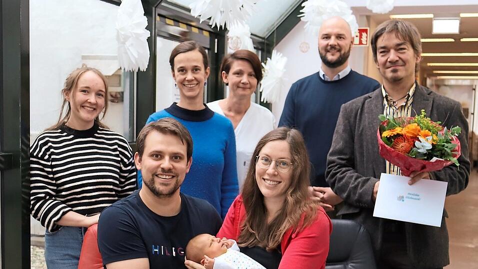 Das Team der Geburtshilfe am Krankenhaus Vilsbiburg freut sich mit den frischgebackenen Eltern Eva und Sebastian Reisenwedel &uuml;ber die Geburt des Jubil&auml;ums-Babys Magdalena.