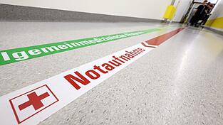 Die Bundesregierung will im Gesundheitswesen sparen, doch viele Kliniken schreiben schon seit Jahren Verluste. (Symbolbild) Die Bundesregierung will im Gesundheitswesen sparen, doch viele Kliniken schreiben schon seit Jahren Verluste. (Symbolbild)