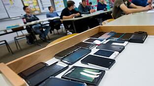 Handyboxen werden bereits an vielen Schulen verwendet. In Bayern könnten sie bald ein fester Teil des Schulalltags werden. (Archiv)