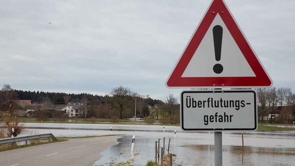 Durch den anhaltenden Regen und die Schneeschmelze war die Vils am Freitagmittag an einigen Stellen bei Vilsbiburg und Gerzen &uuml;ber die Ufer getreten. Einige Strassen waren somit nicht mehr passierbar und mussten gesperrt werden.