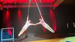 Ganz schön bunt, diese Akrobaten !