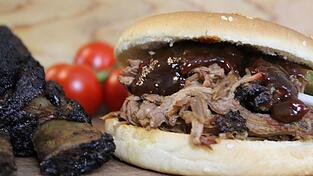 So sieht er im Idealfall aus, der fertige Pulled Beef Ribs Burger.