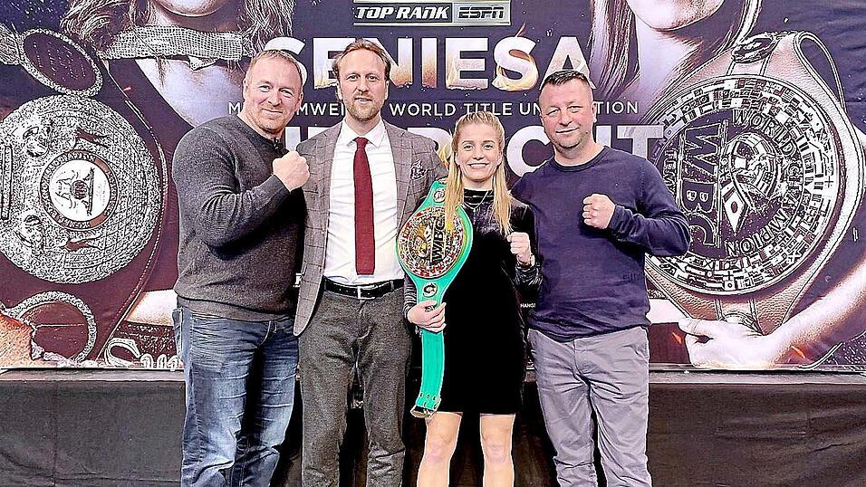 Vorbereitet auf den größten Kampf ihres Lebens: die Augsburger Box-Weltmeisterin Tina Rupprecht mit ihrem Trainer Alexander Haan (r.), Manager Benedikt Poelchau und dem Kraft- und Kondtitions-Trainer Sepp Maurer (l.). Vorbereitet auf den größten Kampf ihres Lebens: die Augsburger Box-Weltmeisterin Tina Rupprecht mit ihrem Trainer Alexander Haan (r.), Manager Benedikt Poelchau und dem Kraft- und Kondtitions-Trainer Sepp Maurer (l.).