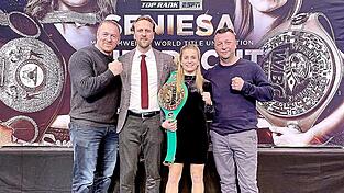 Vorbereitet auf den gr&ouml;&szlig;ten Kampf ihres Lebens: die Augsburger Box-Weltmeisterin Tina Rupprecht mit ihrem Trainer Alexander Haan (r.), Manager Benedikt Poelchau und dem Kraft- und Kondtitions-Trainer Sepp Maurer (l.).
