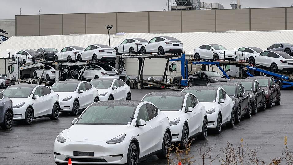 Selbst US-Präsident Trump will seinem Berater Musk und dessen Autofirma nun unter die Arme greifen. Selbst US-Präsident Trump will seinem Berater Musk und dessen Autofirma nun unter die Arme greifen.
