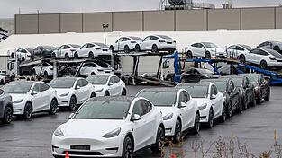 Selbst US-Präsident Trump will seinem Berater Musk und dessen Autofirma nun unter die Arme greifen.