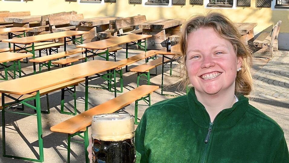 Ruhe vor dem Sturm - Braumeisterin und Juniorchefin Franziska Pr&ouml;ssl pr&auml;sentiert im noch ruhigen Biergarten eine Ma&szlig; vom diesj&auml;hrigen 'Palmator' mit 7,4 Volumen-Prozent und 18,7 Prozent Stammw&uuml;rze.