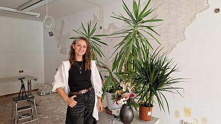 Vor der Er&ouml;ffnung hat Marina Wolf noch viel zu tun. Zum Beispiel muss die Wand im Hintergrund noch neu gemacht werden. Die ersten Blumen hat die Landauerin aber schon mitgebracht.
