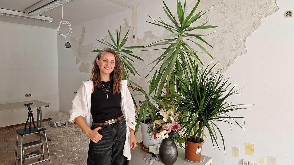 Vor der Eröffnung hat Marina Wolf noch viel zu tun. Zum Beispiel muss die Wand im Hintergrund noch neu gemacht werden. Die ersten Blumen hat die Landauerin aber schon mitgebracht. Vor der Eröffnung hat Marina Wolf noch viel zu tun. Zum Beispiel muss die Wand im Hintergrund noch neu gemacht werden. Die ersten Blumen hat die Landauerin aber schon mitgebracht.