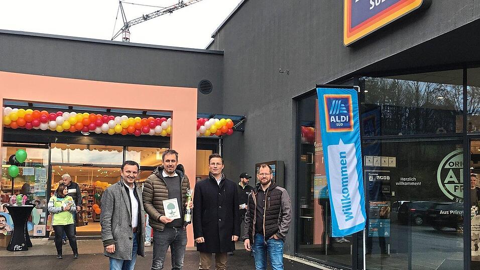 Freuen sich &uuml;ber die Er&ouml;ffnung der ersten beiden Verbraucherm&auml;rkte: von links Bad K&ouml;tztings B&uuml;rgermeister Markus Hofmann, Investor Matthias Altmann, Stefan Schmidl (Director Real Estate bei Aldi) und dm-Filialleiter Steffen Schreiber.