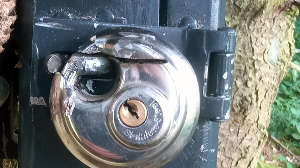 An dem stabilen Stahlkasten, in dem die Kamera gesichert war, wurde das Schloss, wohl mit einer Akku-Flex, geknackt.