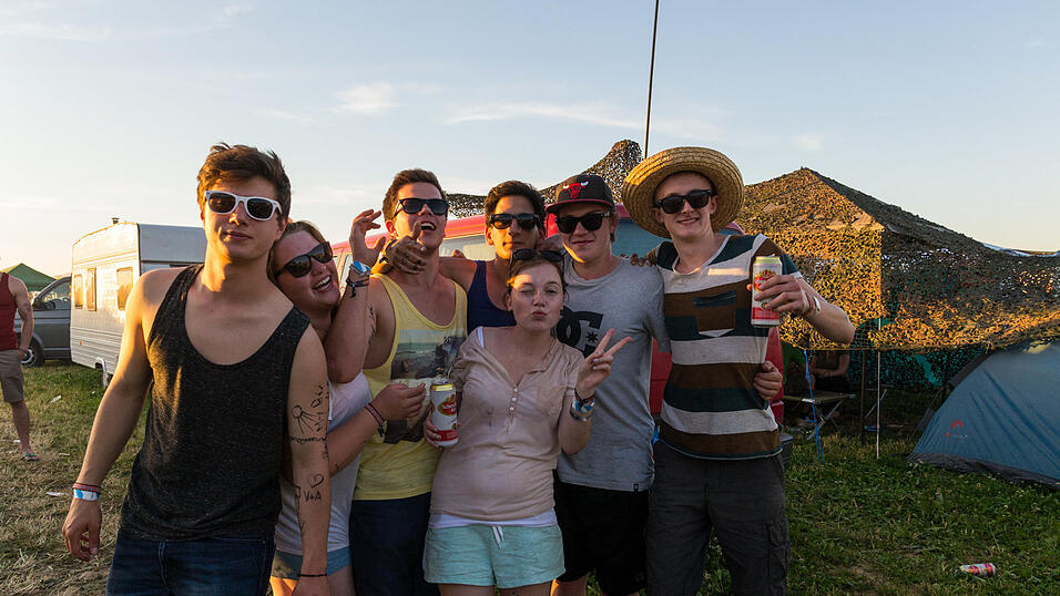 Ein Streifzug durch das Campinggelände: Trotz heißer Temperaturen sind die Festivalbesucher bestens gelaunt. (Foto: Susanne Raith) Ein Streifzug durch das Campinggelände: Trotz heißer Temperaturen sind die Festivalbesucher bestens gelaunt. (Foto: Susanne Raith)