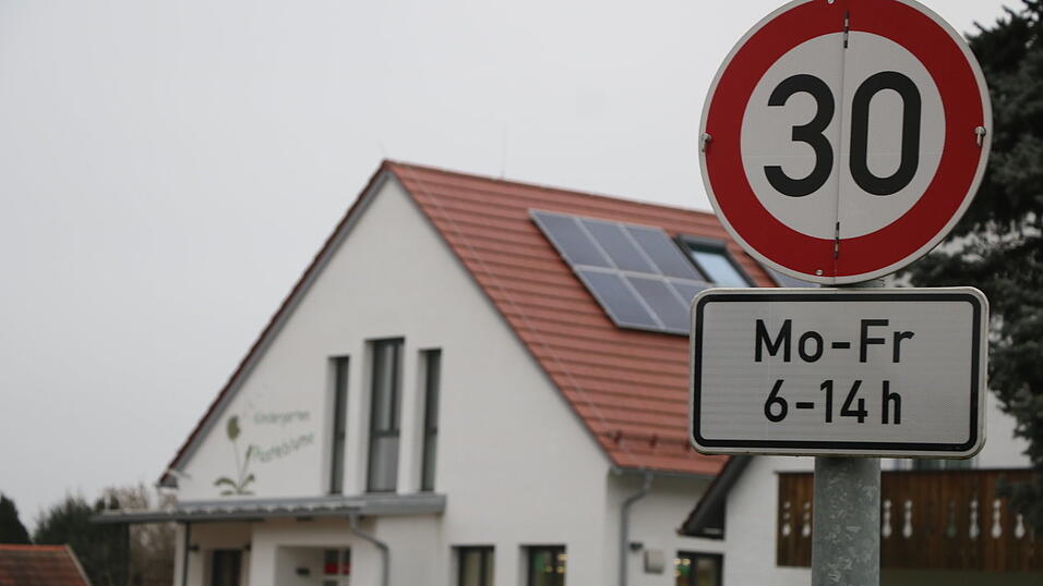 Auf Höhe des Kindergartens Pusteblume in Eggmühl gilt bereits Tempo 30. Nun kommen weitere Bereich in den Ortsteilen hinzu. Auf Höhe des Kindergartens Pusteblume in Eggmühl gilt bereits Tempo 30. Nun kommen weitere Bereich in den Ortsteilen hinzu.