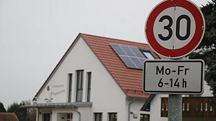 Auf Höhe des Kindergartens Pusteblume in Eggmühl gilt bereits Tempo 30. Nun kommen weitere Bereich in den Ortsteilen hinzu.