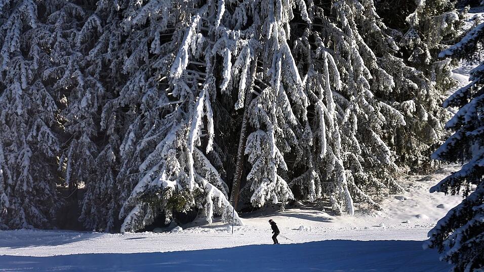 Die niedrigen Temperaturen samt Schneefall im Allgäu ließen zuletzt einen frühen Start in die Skisaison zu. (Archivbild)