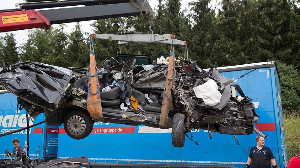 Auf der A92 bei Altdorf ist am Freitagabend ein Autofahrer in einen stehenden Lastwagen gekracht und dabei schwer verletzt worden. (Fotos: FD)