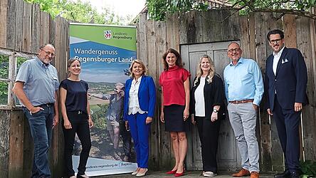 Beim Bilanztreffen wurde ein Fazit zum Tourismus im Landkreis gezogen, von links: Bernd R&ouml;hrl, Susanne Kammerer, Elisabeth Kerscher, Tanja Schweiger, Kerstin Grafenauer, Michael Braun und Jakob Reitinger.