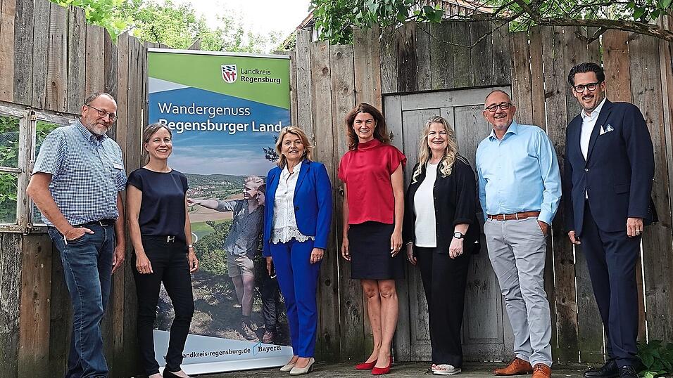 Beim Bilanztreffen wurde ein Fazit zum Tourismus im Landkreis gezogen, von links: Bernd Röhrl, Susanne Kammerer, Elisabeth Kerscher, Tanja Schweiger, Kerstin Grafenauer, Michael Braun und Jakob Reitinger. Beim Bilanztreffen wurde ein Fazit zum Tourismus im Landkreis gezogen, von links: Bernd Röhrl, Susanne Kammerer, Elisabeth Kerscher, Tanja Schweiger, Kerstin Grafenauer, Michael Braun und Jakob Reitinger.