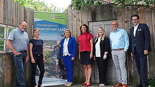 Beim Bilanztreffen wurde ein Fazit zum Tourismus im Landkreis gezogen, von links: Bernd R&ouml;hrl, Susanne Kammerer, Elisabeth Kerscher, Tanja Schweiger, Kerstin Grafenauer, Michael Braun und Jakob Reitinger.