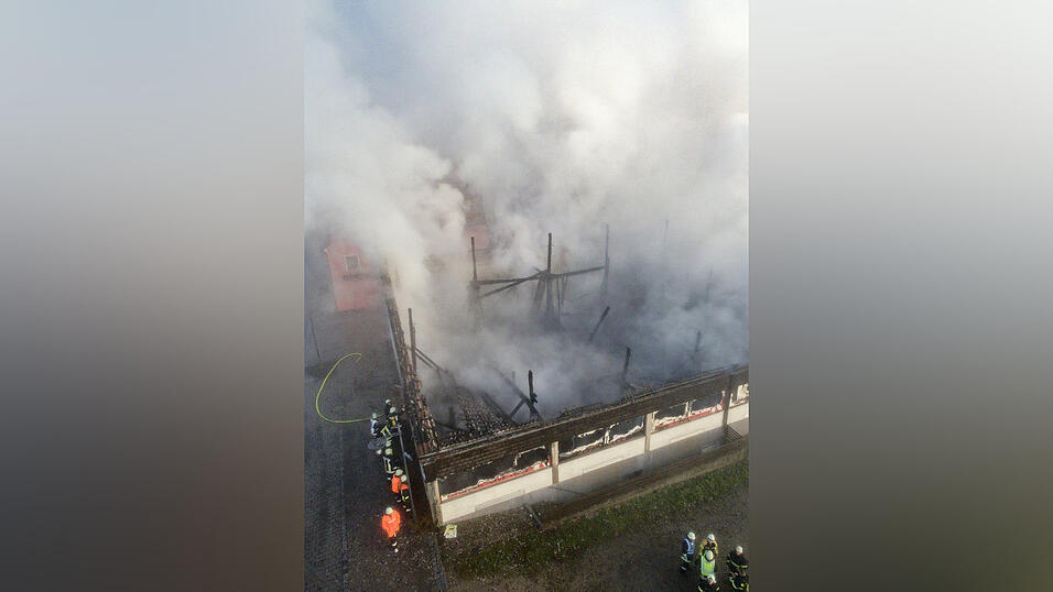 Die Kultdisko Penker in Ascha ist am frühen Mittwochmorgen in Flammen aufgegangen. Die Kultdisko Penker in Ascha ist am frühen Mittwochmorgen in Flammen aufgegangen.