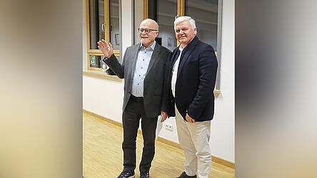 Bürgermeister Ludwig Waas (rechts) bei der Vereidigung des neuen Gemeinderatsmitglieds Barthl Sagstetter.