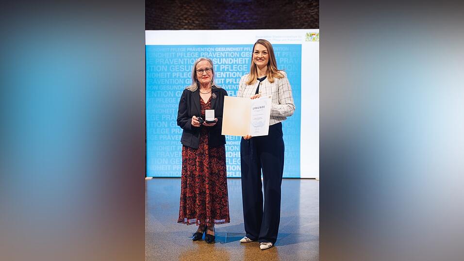 Heidemarie Horenburg (l.) erhielt von Ministerin Judith Gerlach die Bayerische Staatsmedaille für Verdienste um Gesundheit, Pflege und Prävention überreicht. Heidemarie Horenburg (l.) erhielt von Ministerin Judith Gerlach die Bayerische Staatsmedaille für Verdienste um Gesundheit, Pflege und Prävention überreicht.