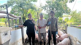 Claudia Decker (M.) mit den beiden anderen Hofhelfern: Julia kommt aus Brasilien, Xabier aus Spanien.
