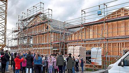 Das neu errichtete Gebäude mit einer Sporthalle und Räumen für die Mittagsbetreuung.