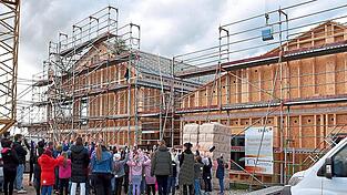 Das neu errichtete Gebäude mit einer Sporthalle und Räumen für die Mittagsbetreuung. Das neu errichtete Gebäude mit einer Sporthalle und Räumen für die Mittagsbetreuung.