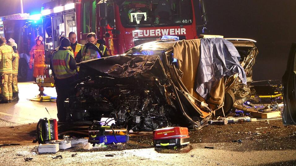 Bei dem Unfall im Landkreis Haßberge starb ein 49-Jähriger, zwei weitere Menschen wurden schwer verletzt.