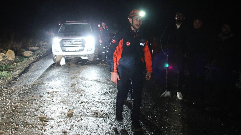 T&uuml;rkische Rettungsteams suchen nach &Uuml;berresten des Flugzeugs.