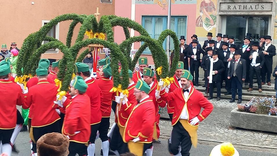 Tanz vor dem Rathaus mit den ehrenwerten Herren der Fr&uuml;hsch&ouml;ppler.