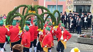 Tanz vor dem Rathaus mit den ehrenwerten Herren der Frühschöppler. Tanz vor dem Rathaus mit den ehrenwerten Herren der Frühschöppler.