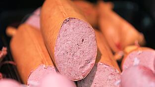 &bdquo;Beleidigte Leberwurst&ldquo;. Die Metapher kommt aus einer Erz&auml;hlung aus dem 18. Jahrhundert: Als beim Kochen alle andere W&uuml;rste im Kessel platzten, war die Leberwurst angeblich beleidigt, weil man sich nur um die anderen k&uuml;mmern wollte.