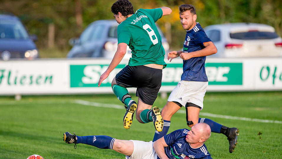 VfR Niederhausen (in blau) gegen den SC Aufhausen, eine Neuauflage dieses Nachbarschaftsderbys kann es im Liga-Pokal geben, in der Punkterunde der Kreisklasse Dingolfing wurden bereits sowohl Hin- als auch R&uuml;ckspiel absolviert.